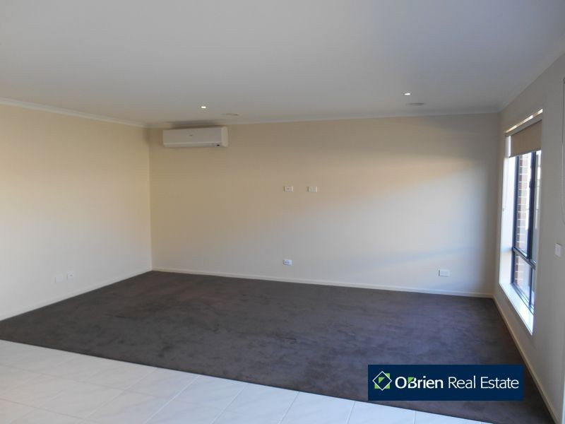 35 Barossa Drive, Clyde North VIC 3978