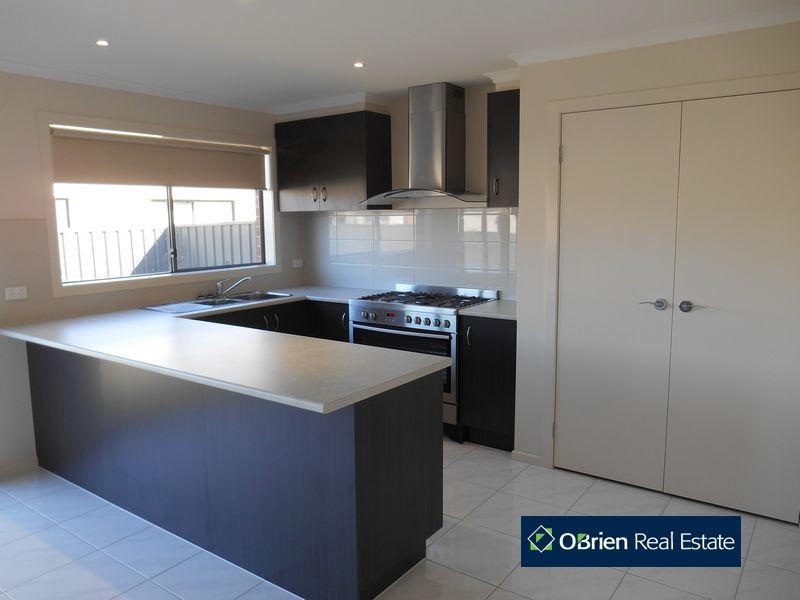 35 Barossa Drive, Clyde North VIC 3978