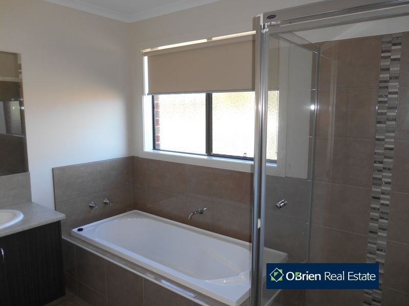 35 Barossa Drive, Clyde North VIC 3978