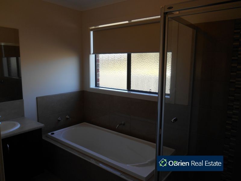 35 Barossa Drive, Clyde North VIC 3978