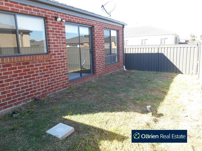 35 Barossa Drive, Clyde North VIC 3978