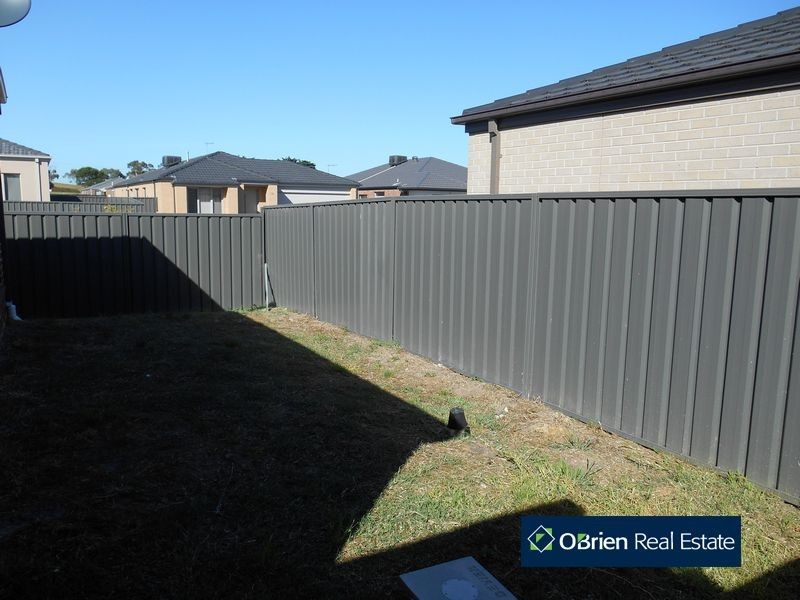 35 Barossa Drive, Clyde North VIC 3978