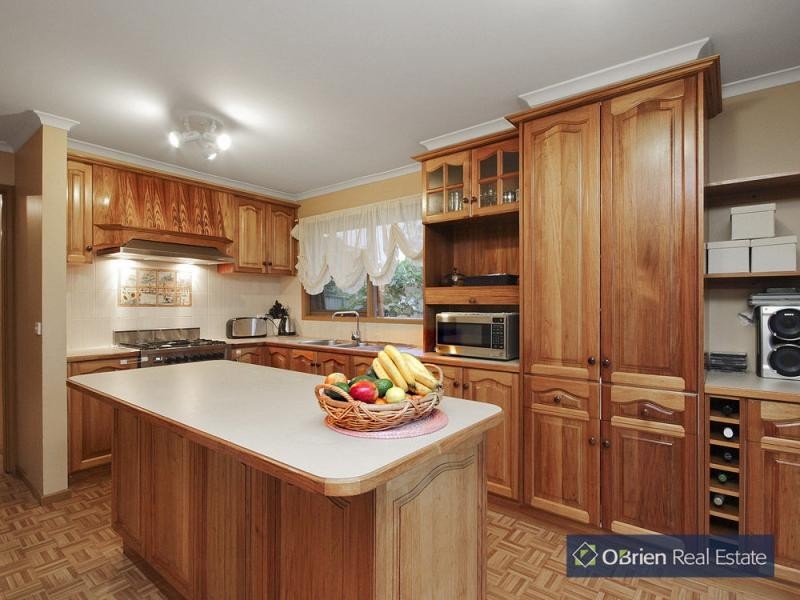 83 Chalcott Drive, Endeavour Hills VIC 3802