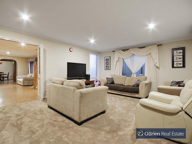 83 Chalcott Drive, Endeavour Hills VIC 3802