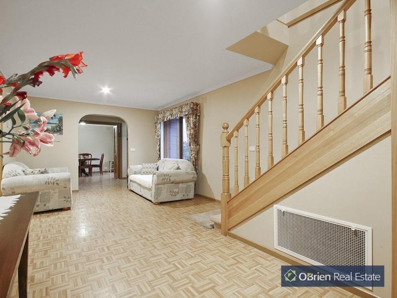 83 Chalcott Drive, Endeavour Hills VIC 3802