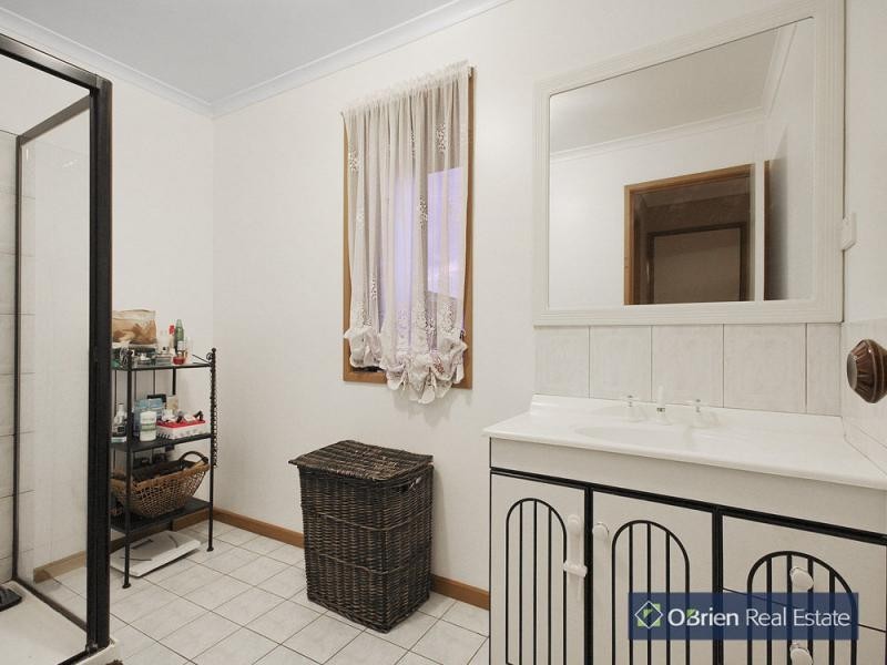 83 Chalcott Drive, Endeavour Hills VIC 3802