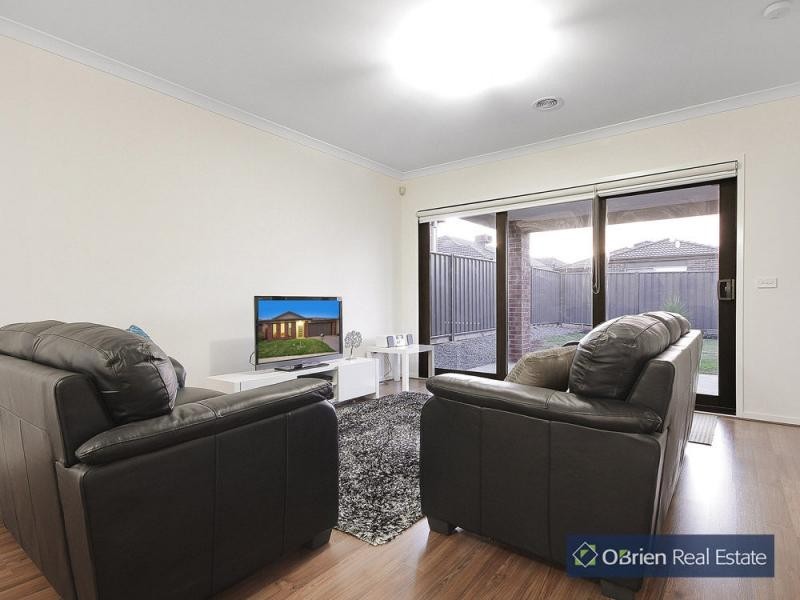 46 Abrus Circuit, Cranbourne North VIC 3977