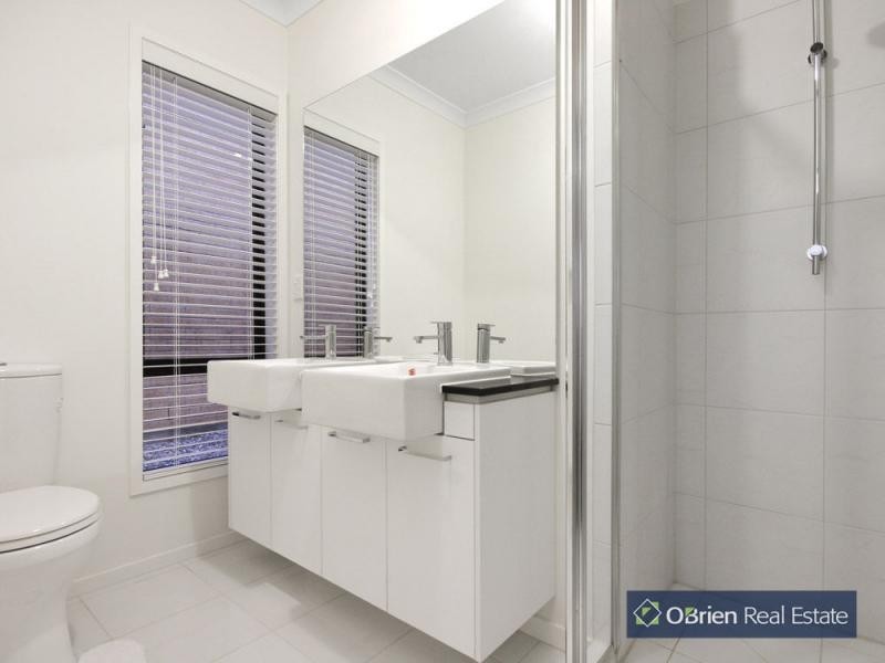 46 Abrus Circuit, Cranbourne North VIC 3977