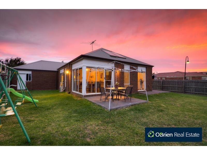 38 Phoenix Avenue, Cranbourne VIC 3977
