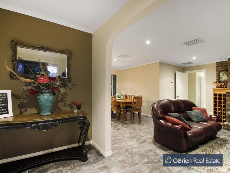 70 Earlston Circuit, Cranbourne VIC 3977