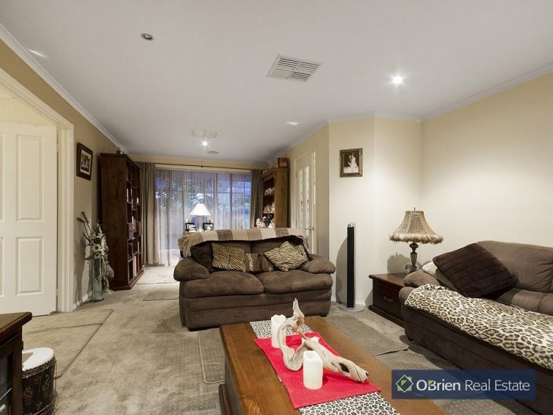 70 Earlston Circuit, Cranbourne VIC 3977