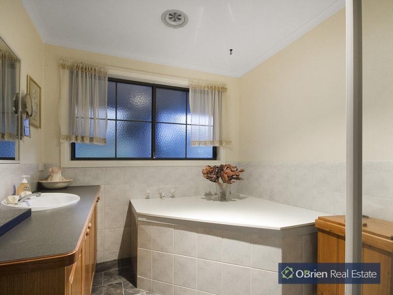 70 Earlston Circuit, Cranbourne VIC 3977