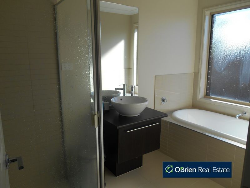 10 Bermerale Court, Berwick VIC 3806