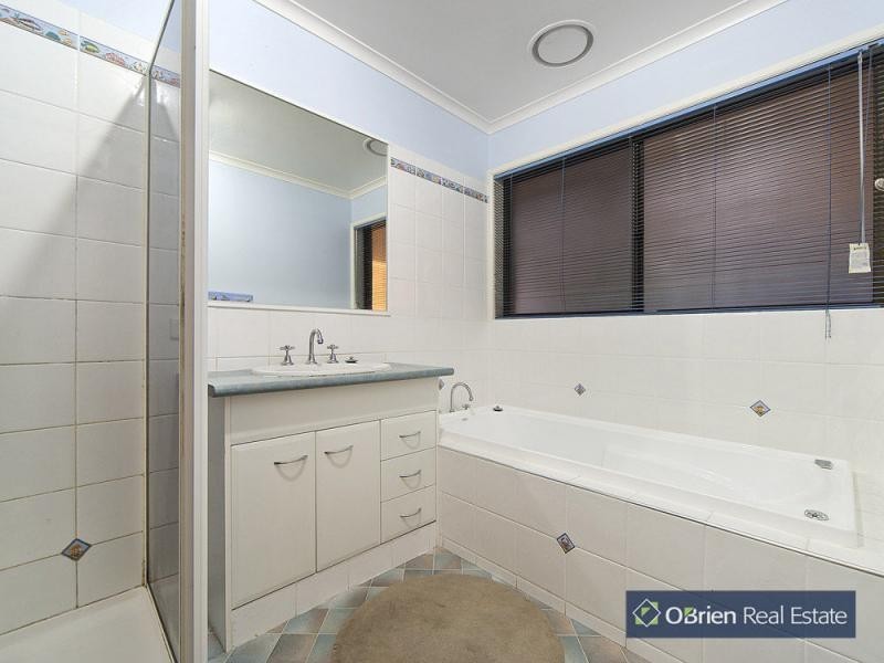 16 Rhyl Close, Endeavour Hills VIC 3802