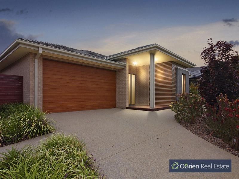 7 Holsteiner Terrace, Clyde North VIC 3978