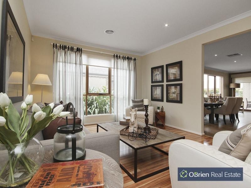 7 Holsteiner Terrace, Clyde North VIC 3978