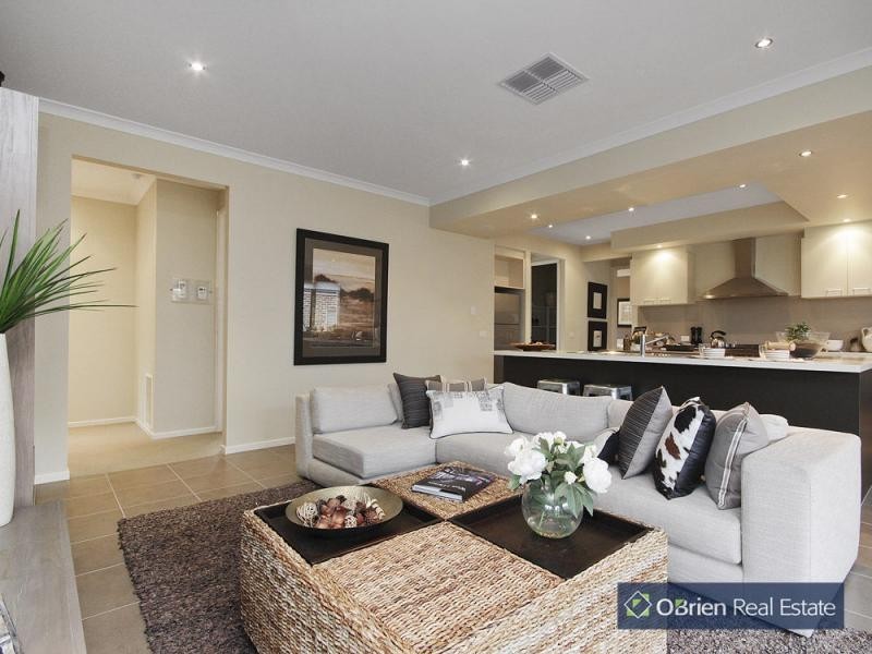 7 Holsteiner Terrace, Clyde North VIC 3978