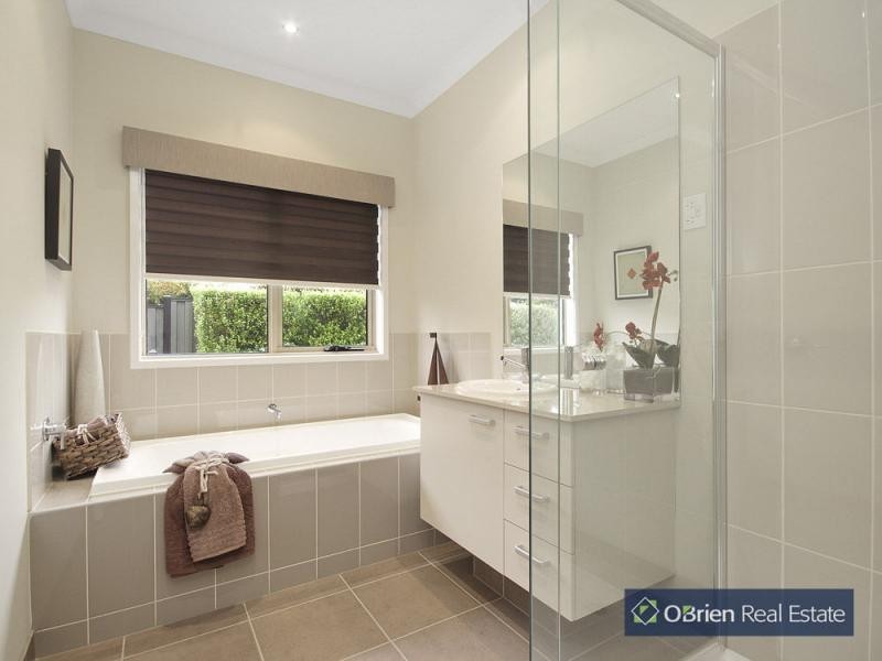 7 Holsteiner Terrace, Clyde North VIC 3978