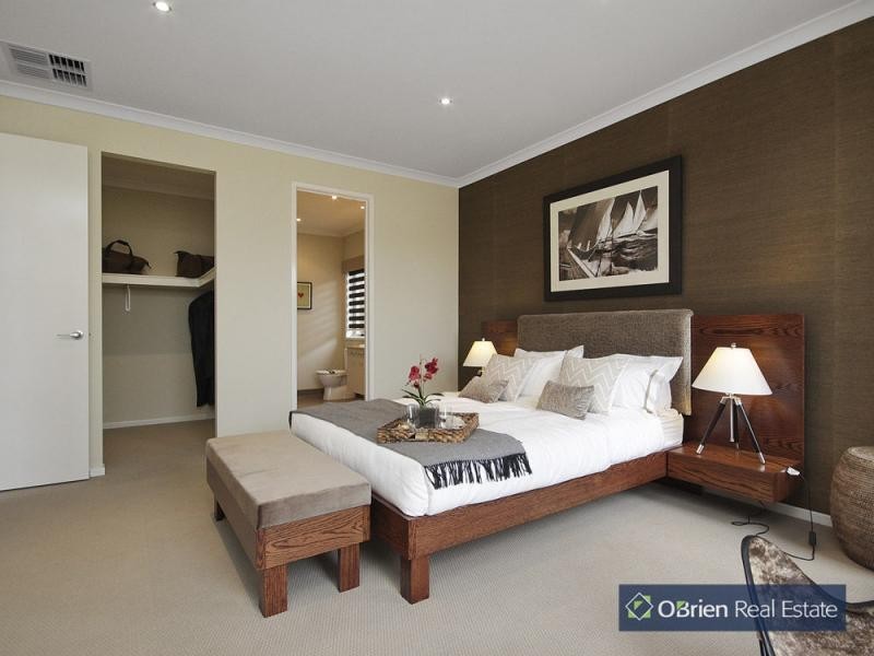 7 Holsteiner Terrace, Clyde North VIC 3978