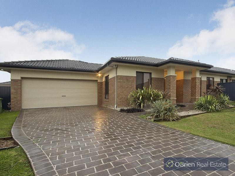 5 Candlebark Court, Pakenham VIC 3810