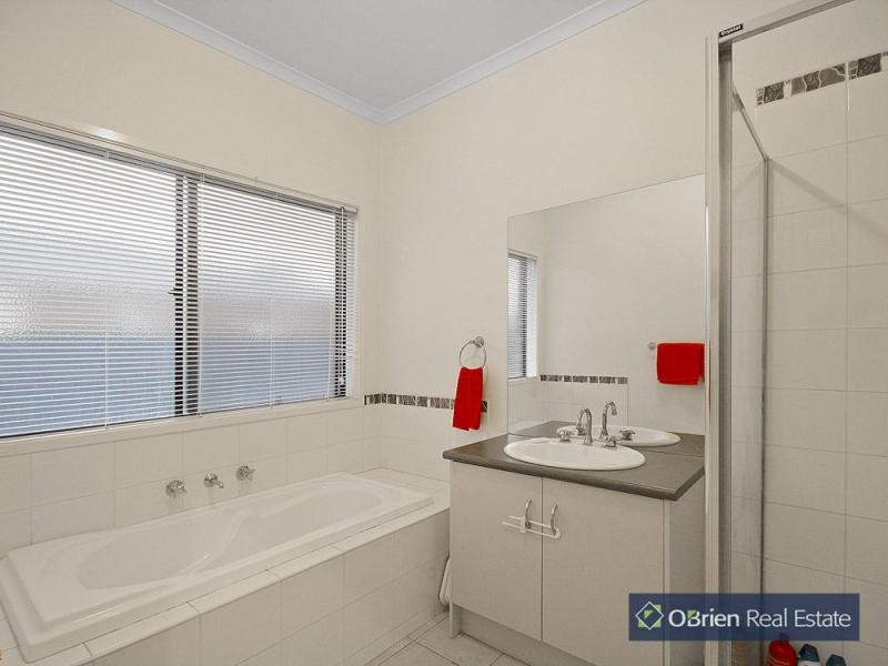 5 Candlebark Court, Pakenham VIC 3810