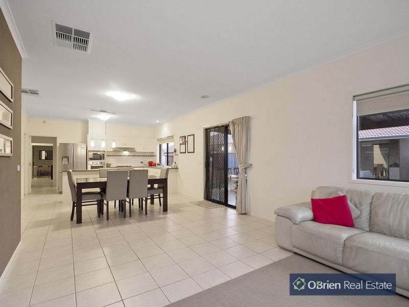 5 Candlebark Court, Pakenham VIC 3810