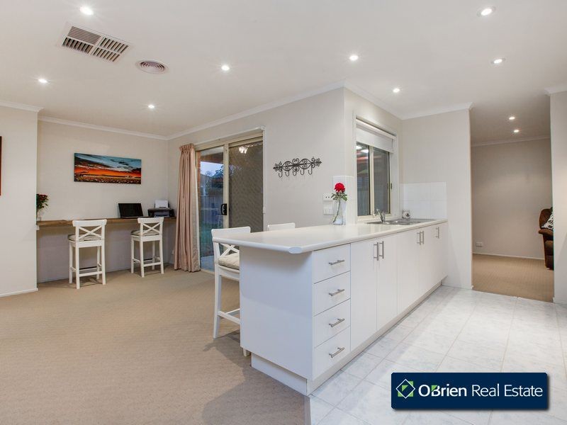 4 Chesterfield Drive, Narre Warren South VIC 3805