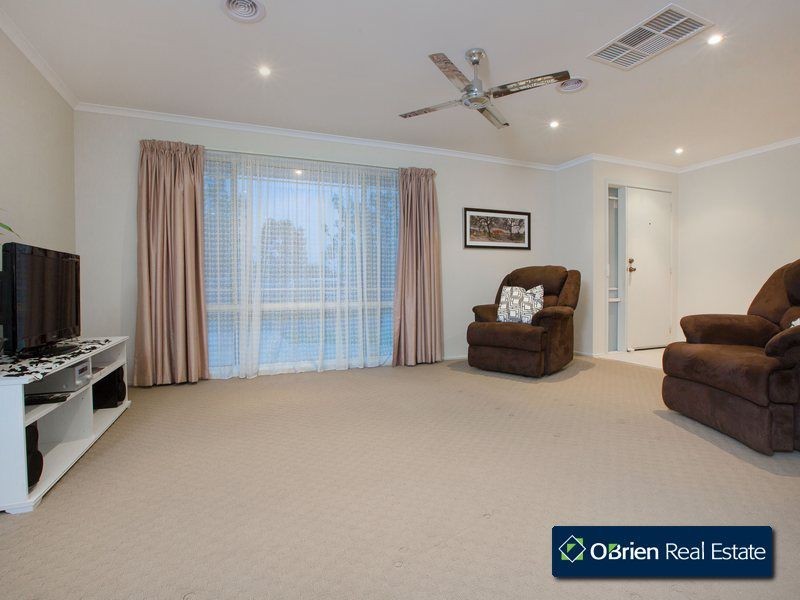 4 Chesterfield Drive, Narre Warren South VIC 3805