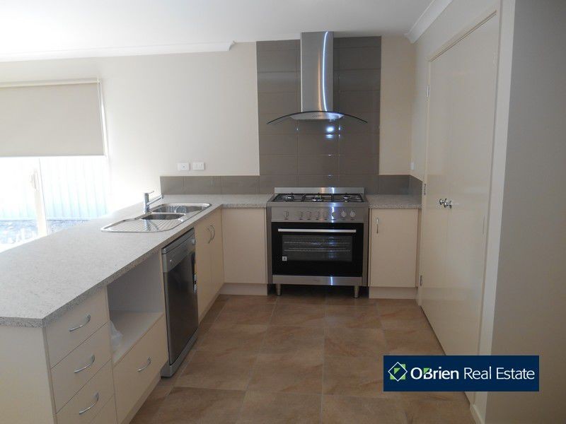 44 Challenger Circuit, Cranbourne East VIC 3977