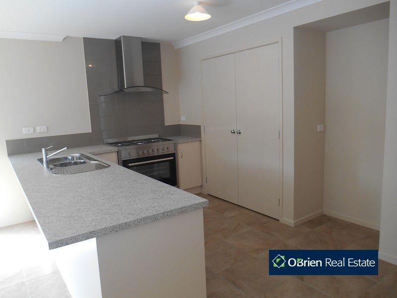 44 Challenger Circuit, Cranbourne East VIC 3977