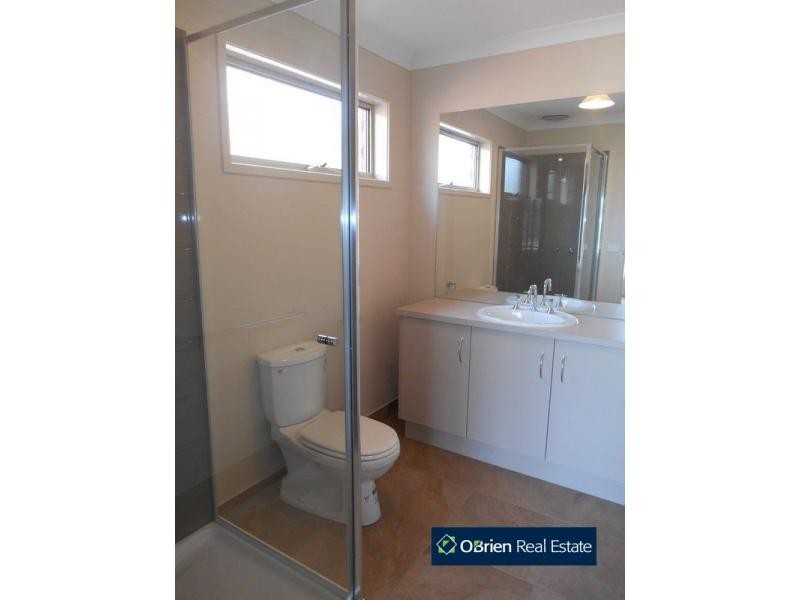 44 Challenger Circuit, Cranbourne East VIC 3977