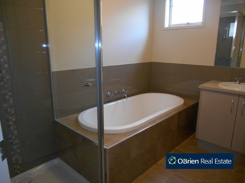 44 Challenger Circuit, Cranbourne East VIC 3977