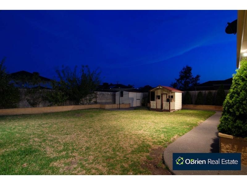 33 Caversham Terrace, Lynbrook VIC 3975