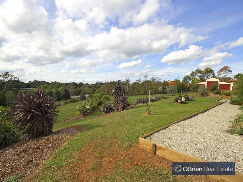 9 Green Valley Drive, Drouin VIC 3818