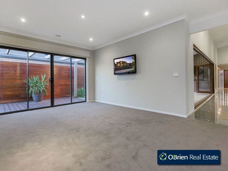 18 Red Maple Drive, Cranbourne West VIC 3977