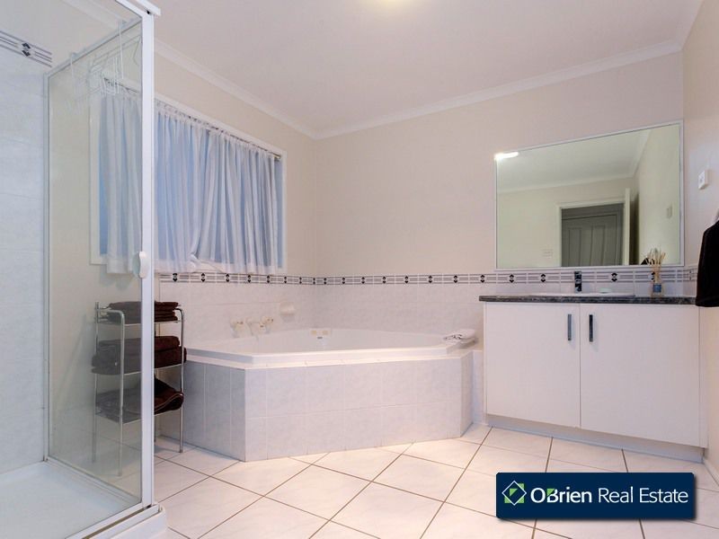 102 Saffron Drive, Narre Warren VIC 3805