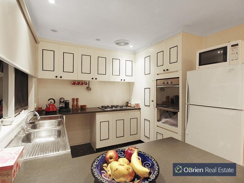 27 Monteith Crescent, Endeavour Hills VIC 3802