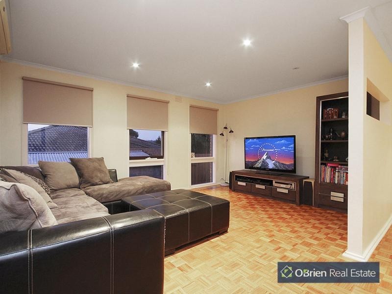 27 Monteith Crescent, Endeavour Hills VIC 3802