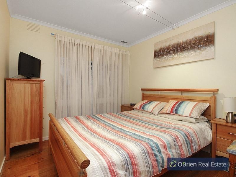 27 Monteith Crescent, Endeavour Hills VIC 3802