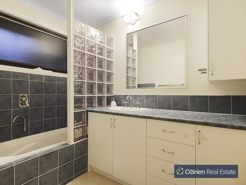 27 Monteith Crescent, Endeavour Hills VIC 3802