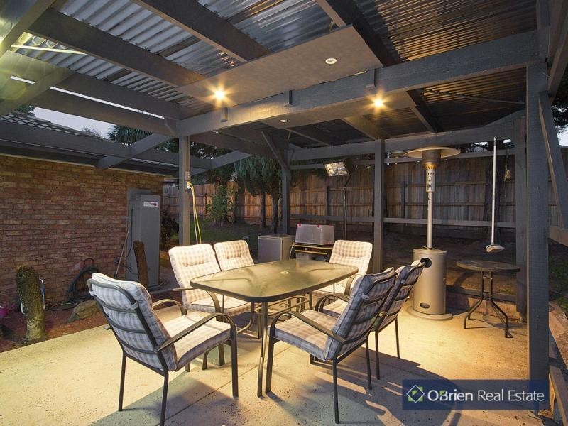 27 Monteith Crescent, Endeavour Hills VIC 3802