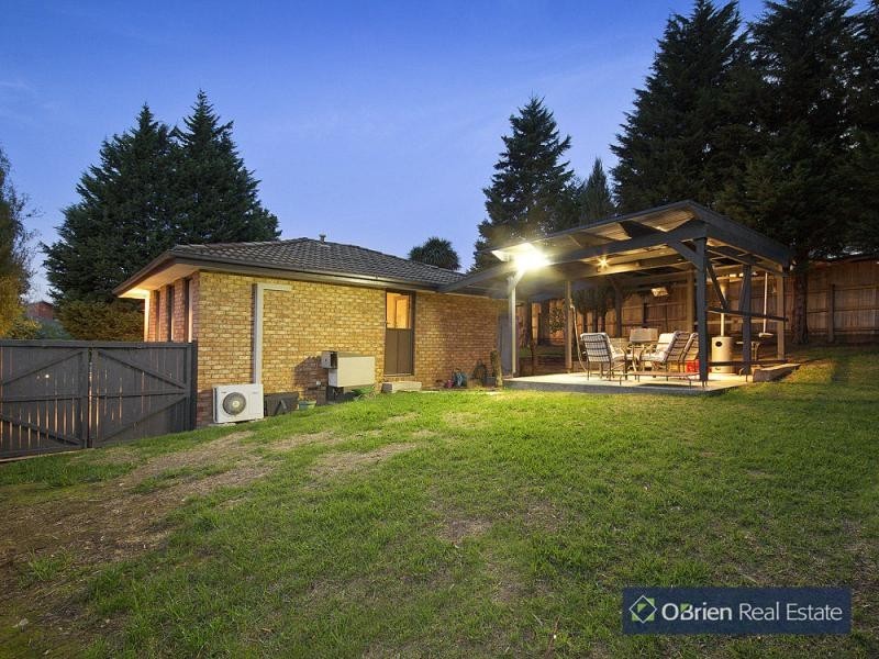 27 Monteith Crescent, Endeavour Hills VIC 3802