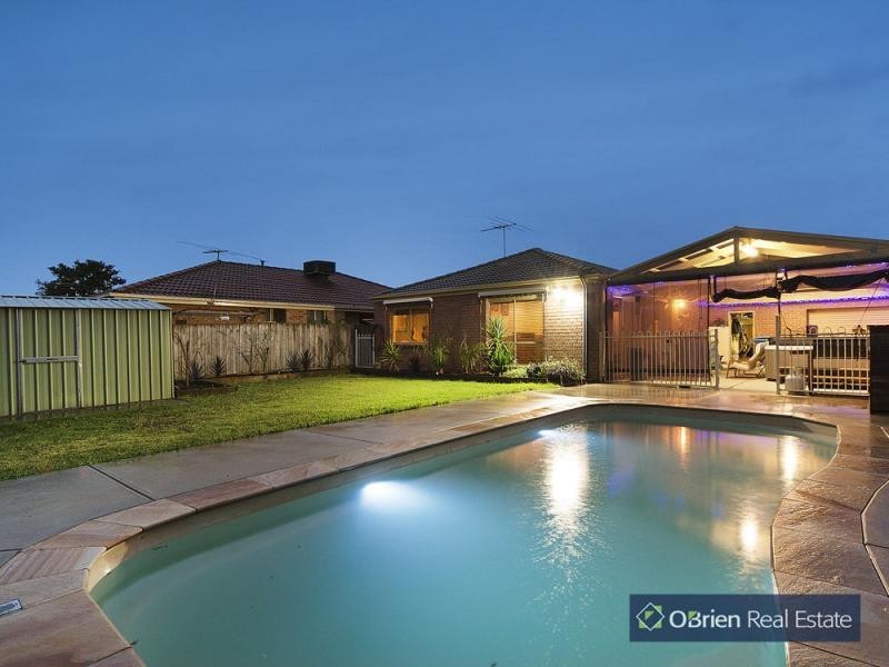 13 Kalastaire Close, Berwick VIC 3806