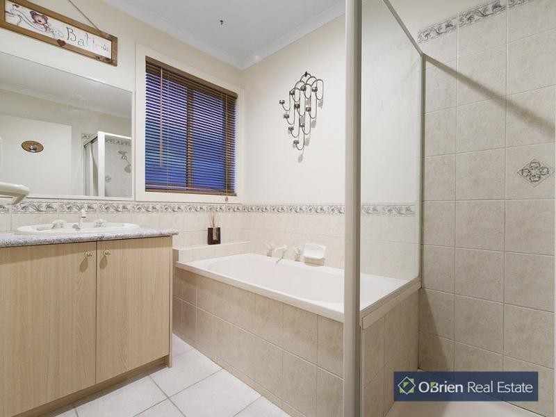 13 Kalastaire Close, Berwick VIC 3806