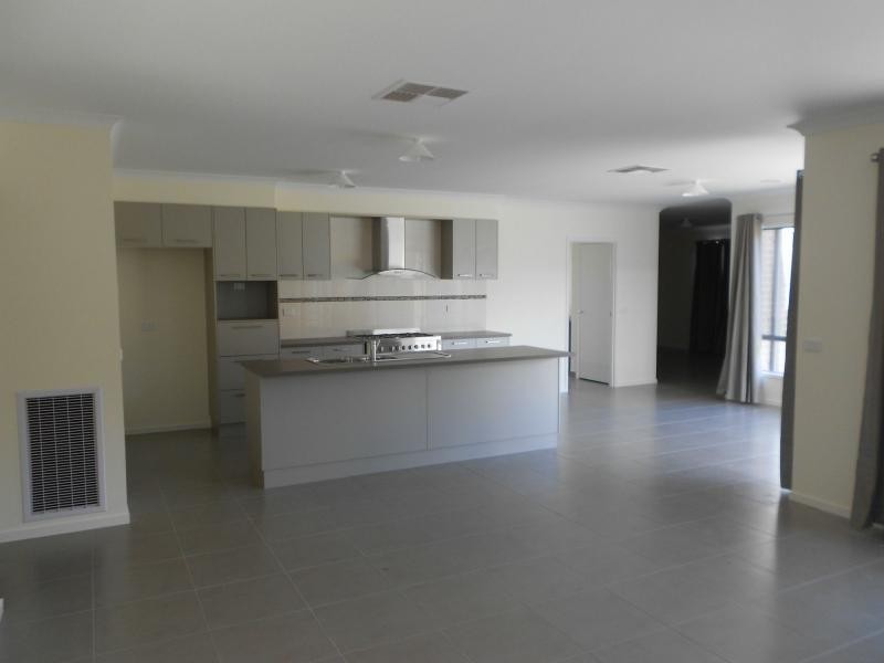 17 Sallybrook Circuit, Narre Warren VIC 3805