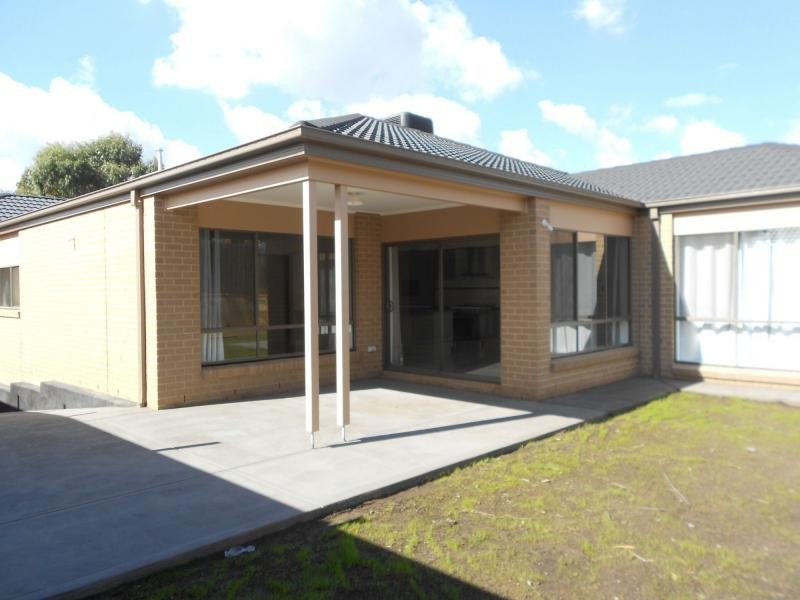 19 Sallybrook Circuit, Narre Warren VIC 3805