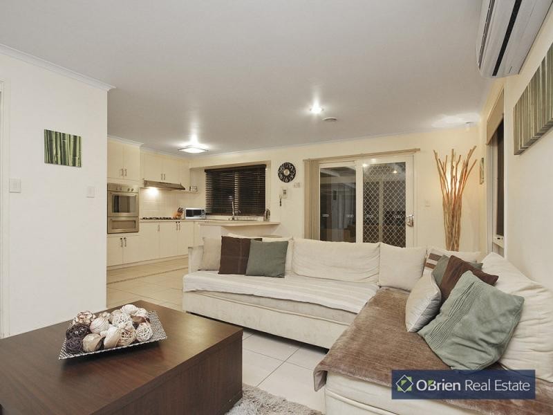 2 Oxenford Rise, Narre Warren South VIC 3805