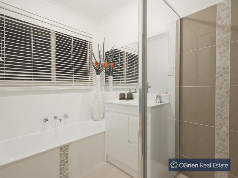 2 Oxenford Rise, Narre Warren South VIC 3805