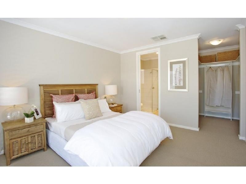 19 Crepe Avenue, Cranbourne West VIC 3977