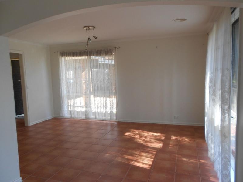 10 Ravensthope Crescent, Narre Warren VIC 3805